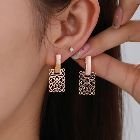 Pendientes de Aro Vintage Rectangulares Calados con Patrón de Volutas Bañados en Oro 18K Cobre Pendientes Geométricos Mujer