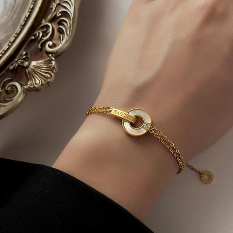 Pulsera De Doble Capa De Acero Inoxidable Con Colgante Redondo De Nácar Y Diamantes De Imitación Grabado Para Mujer Chapado En Oro