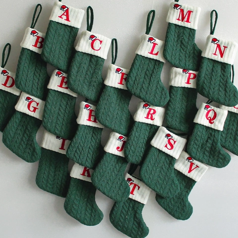 Gebreide Kerstsok Geborduurde Alfabet Letters Kerstmuts Patroon Groen Wit Feestelijke Open Haard Hangende Sokken