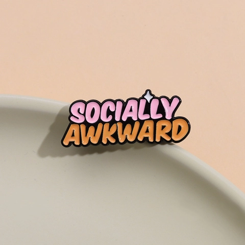 Spilla Smaltata Socially Awkward Divertente Scritta Spilla in Lega Laccata Distintivo Regalo Creativo per Vestiti Borse Gioielli Unisex