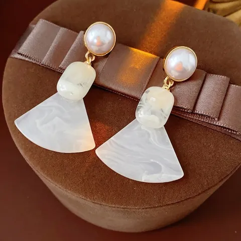 Orecchini Pendenti Retro Francesi A Forma Di Ventaglio Con Resina Marmo Perla Artificial Di Imitazione E Perno In Argento 925 Eleganti