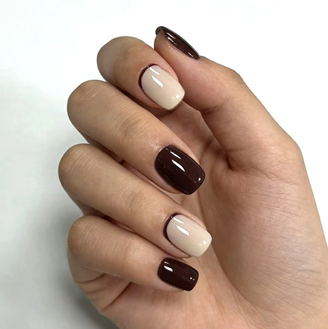 Unghie Finte French Tip Sfumatura Rosso Vino Crema Forma Quadrata Rotonda Resina Lucida Elegante Versatile Moda Donne