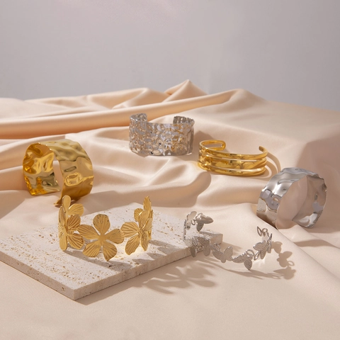 Edelstahl 18K Vergoldet Offener Armreif Für Damen Geometrisch Gehämmerte Textur Schmetterling Blumenform Urlaub Schmuck
