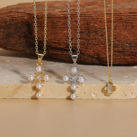 Collana con Pendente a Croce e Quadrifoglio in Rame Zirconia e Perla Artificiale Stile Ins Gioielli in Catena Oro Argento per Donna