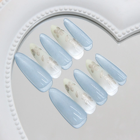Unghie Finte Fatte A Mano Forma Mandorla Lunga Occhio Di Gatto Blu Chiaro Bianco Motivo Fiori 3D Unghie In ABS Donna
