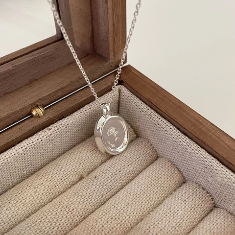 Collana In Argento Sterling 925 Con Ciondolo A Moneta Ovale Fiore Di Margherita In Rilievo Stile Francese Minimalista