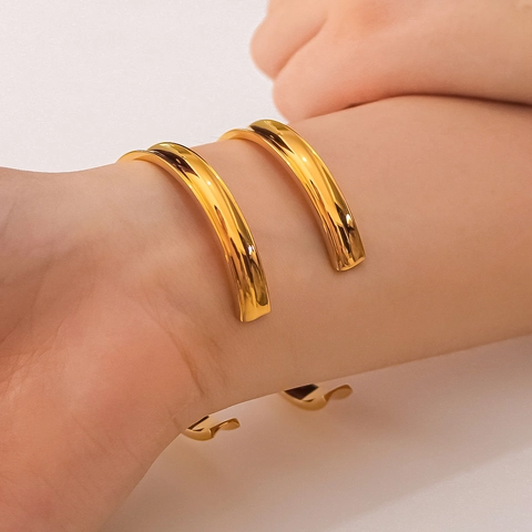 Ins Style Minimalistisches C-Förmiges Offener Armreif 18K Vergoldeter Edelstahl Unregelmäßig Konkav Schmuck