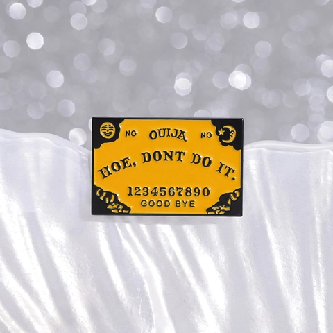 Spilla in Smalto Gothic Ouija Board Badge in Lega con Lettera Misteriosa per Zaino Vestiti Gioielli di Halloween per Unisex