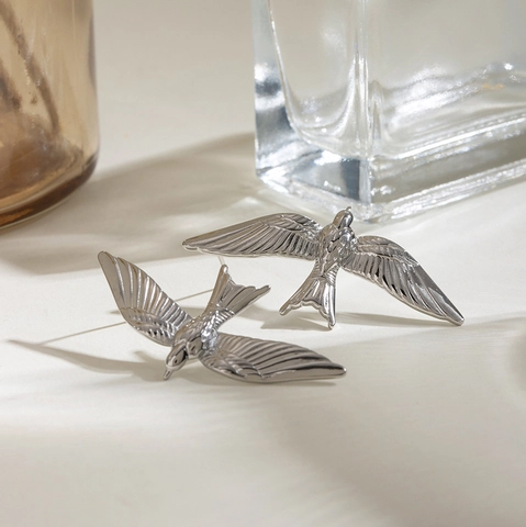 Vintage 3D Bird Flying Swallow Stainless Steel Stud Earrings For Women Gold Silver Electroplated Waterproof Animal Jewelry
