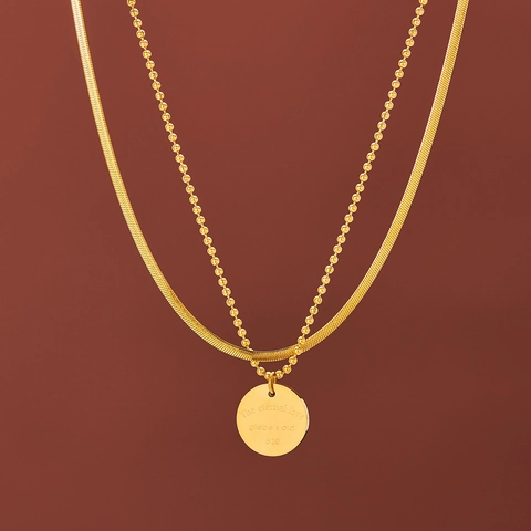 Collana A Doppio Strato Acciaio Al Titanio Placcato Oro 18K Pendente Rotondo Inciso Catena A Serpente Per Donna Minimalista