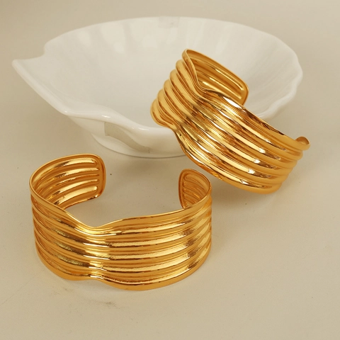 Moderne Roestvrijstalen Open Manchet Armband Voor Dames Brede Meerlaagse Golftextuur Geometrische Minimalistische Sieraden