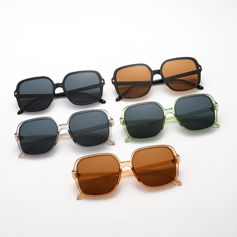 Lunettes De Soleil Carrées Surdimensionnées Vintage Femmes Protection UV400 Monture En Plastique Avec Rivets Étoile En Métal