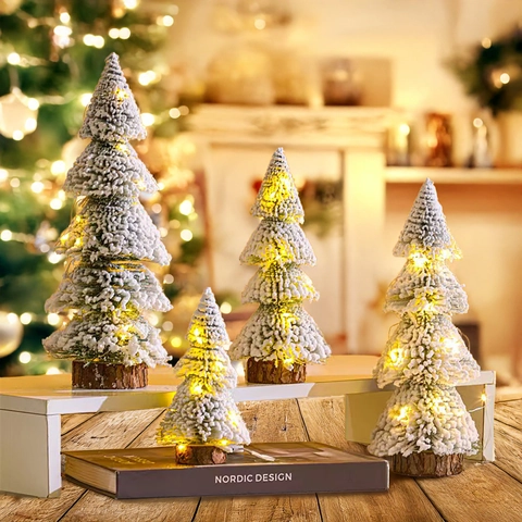 Mini Albero Di Natale Fioccato Coperto Di Neve Luce LED Calda Base In Legno Decorazione Da Tavolo