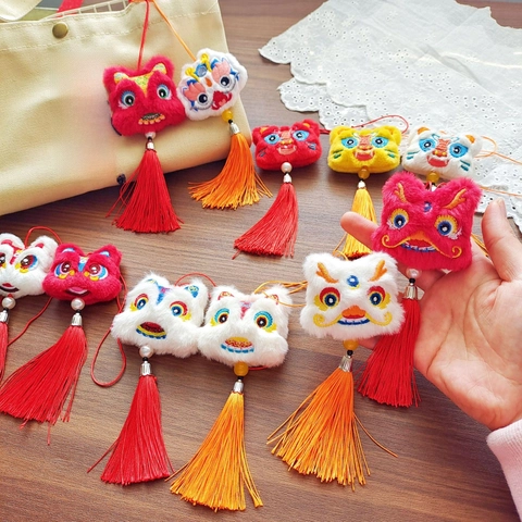 Ornamento Appeso In Peluche Stile Cinese Danza Del Leone Ricamo Tigre Dragone Nappa Pendente Borsa Decorazione Auto