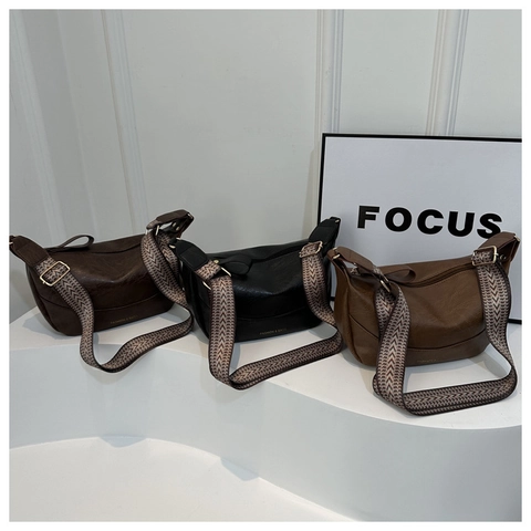 Large Capacity PU Leather Dumpling Crossbody Bag For Women Wide Geometric Woven Strap Urban Casual Shoulder Bag Fashion