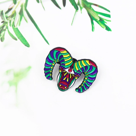 Spilla Creativa in Lega a Testa di Ariete a Strisce Colorate con Terzo Occhio Mistico Pin di Smalto Animale Gioielli di Moda