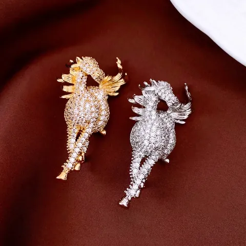 Spilla Cavallo Rame Placcato Oro 14K Zircone Vintage Spilla Pegaso Gioielli Per Abito Vestito Donna Accessorio Di Lusso