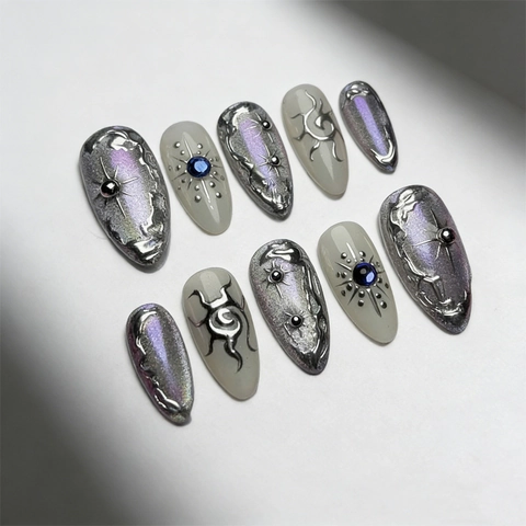 Unghie Finte A Pressione Aurora Argento Rilievo Metallo Liquido 3D Occhio Di Gatto Strass Blu Forma Mandorla Lusso Cyberpunk