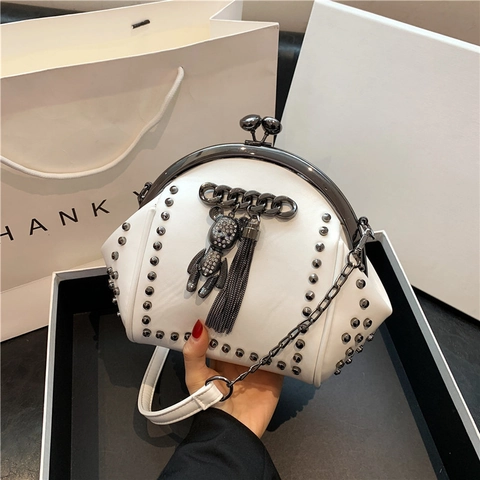 Mode PU Leder Shell Umhängetasche Für Damen Mit Nieten Strass Bär Anhänger Quaste Kussverschluss Kette Riemen Punk Stil