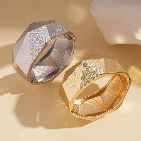 Legierung Geometrisch Facettiert Breit Armreif Armband Mit Sternschliff Textur Scharnier Öffnung Modern Minimalistisch Damen