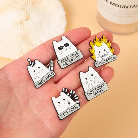 Spille In Smalto Gatto Lega Divertente Meme Cartone Animato Umoristico Distintivo Decorativo Gioielli Per Zaino Vestiti Cappello