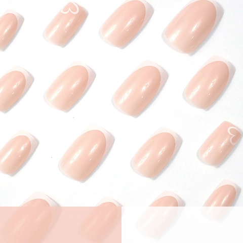 Press On Nägel Französischer Stil Weißes Herzmuster Nude Pink Mittlere Quadratische Künstliche Nägel ABS Maniküre Für Frauen