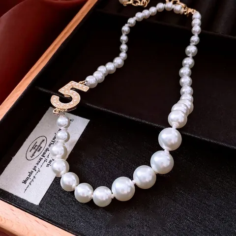 Elegante Künstliche Perlenhalskette Mit Goldenem Anhänger Nummer 5 Verstellbarer Vintage Stil Schmuck Für Damen