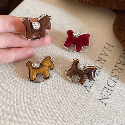 Spilla Cavallo A Dondolo Lega Resina Strass Floccatura Forma Animale Moda Vintage Accessori Abbigliamento Donna