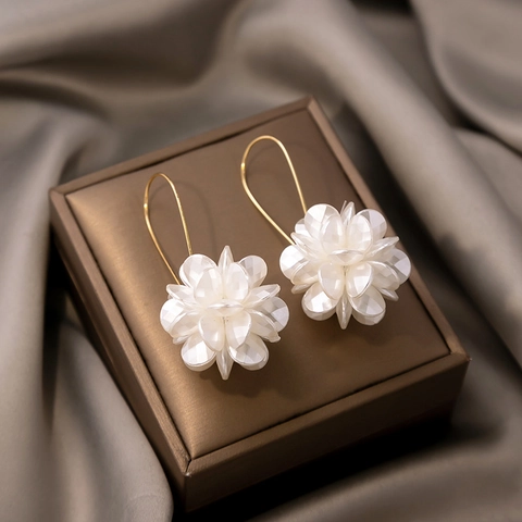 Weiße Blumenblatt Ball Tropfenohrringe Gold Metall Haken Eleganter Französischer Stil Geometrischer Harzschmuck Für Damen