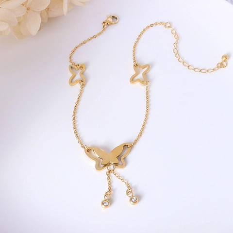 Cavigliera con Ciondolo a Farfalla e Nappina in Acciaio al Titanio Placcato Oro 18K Stile Francese per Donna Gioielli da Piede con Zirconia Personalizzati