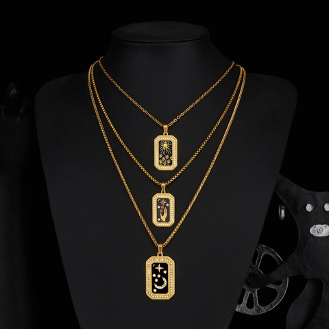 Collana con Ciondolo a Forma di Carta dei Tarocchi in Smalto di Acciaio Inossidabile Vintage Placcato Oro Sole Luna Stella Strass Collana Gioielli Hip Hop per Uomo Donna