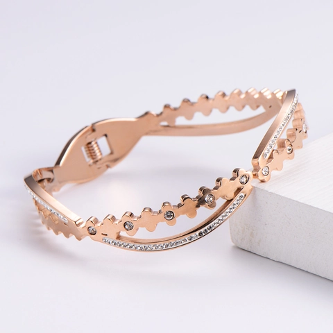 Bracciale Rigido In Acciaio Inossidabile Per Donna Placcato Oro 18K Design Corona Floreale Traforata Intarsio In Zircone