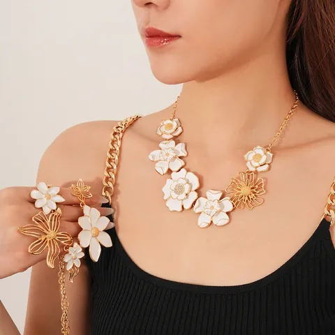 Collier Fleur Vintage Alliage Émail Blanc Camélia Floral Pendentif Tons Or Strass Style Palais Bijoux Pour Femmes