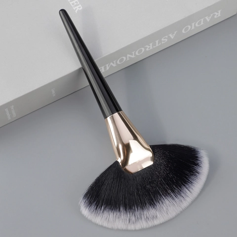 Professional Fan Makeup Brush For Highlighting And Powder Removal Soft Synthetic Fibers And Durable Wood Handle