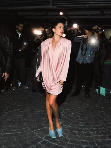 Robe Courte Élégante En Satin D'acétate Rose Drapée Froncée Col En V Manches Longues Pour Fête Femmes