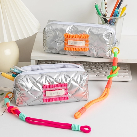 Trousse À Crayons Matelassée Argent Métallisé Sac De Rangement Pour Papeterie Grande Capacité Avec Cordon Tressé Coloré Motif Cœur