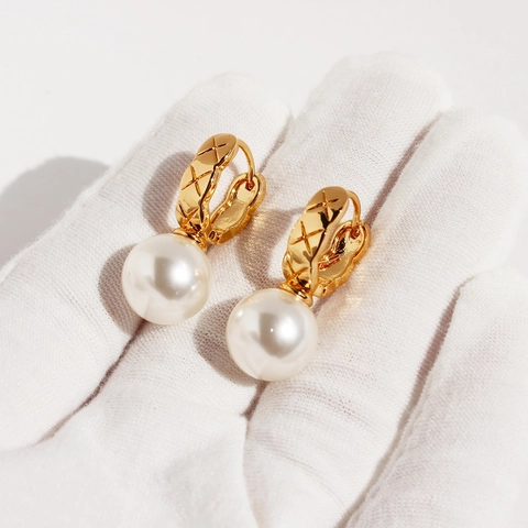 Pendientes de Aro de Latón Vintage Con Patrón Acolchado Y Perlas Artificiales Redondas Pendientes Elegantes en U para Mujer Joyas de Oficina