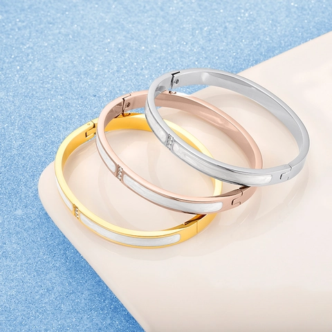 Minimalistische Roestvrijstalen Armband Voor Dames Met 18K Verguld Wit Emaille Inleg En Glinsterende Zirkonia