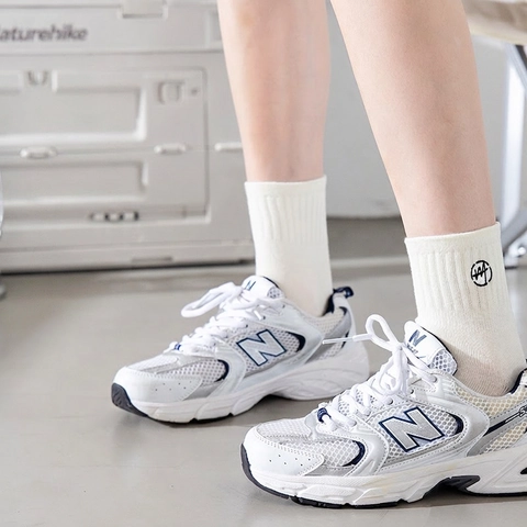 Atmungsaktive Baumwolle Sport Socken Schweißabsorbierend Mittelhoch Rippstrick Besticktes Logo Unisex Lässig