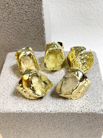 Anello In Cristallo Di Citrino Grezzo Pietra Naturale Metallo Dorato Martellato Apertura Regolabile Gioielli Per Donna