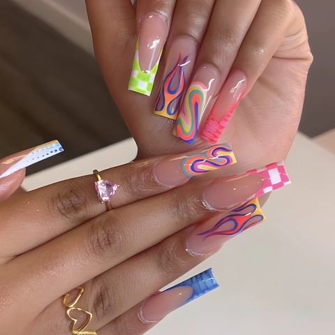 Uñas Postizas Largas Forma Ataúd Francesas Con Patrón De Llamas Y Tablero De Ajedrez Diseño Artístico Colorido Moda