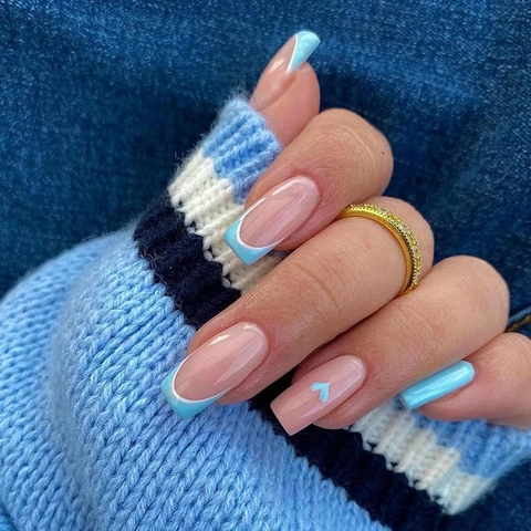 Franse Press On Nails Blauw Hartpatroon Medium Vierkant Glanzende Kunstnagels Voor Dames