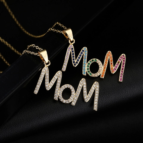 Collana Con Pendente Lettera Mom Placcata Oro 18K Rame Micro Intarsiato Zirconia Colorata Regalo Festa Della Mamma