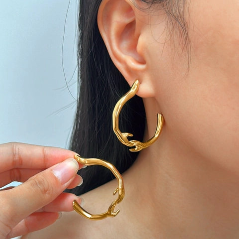 Modern Stainless Steel Hand-in-Hand Hoop Earrings For Women Gold Plated Abstract Hand Shape Design Fashion Jewelry Gift