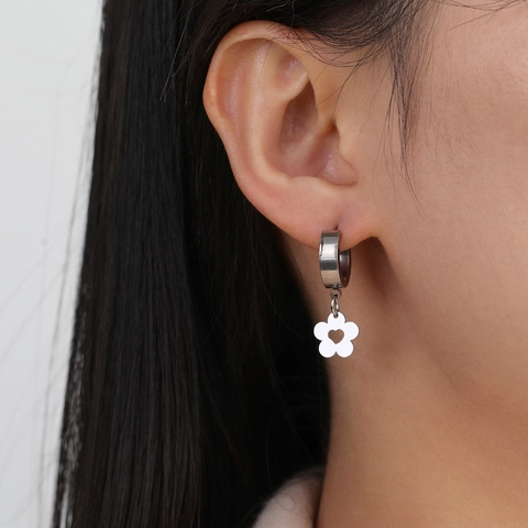 Boucles d'Oreilles Créoles en Acier Inoxydable avec Pendentif Fleur pour Femmes Design Cœur Évidé Bijoux de Mode