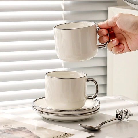 Tazza Da Caffè In Ceramica Stile Europeo Piattino E Cucchiaio Da Orso Lusso Elegante Bianco Con Bordo Argentato Per Tè Pomeridiano Ufficio