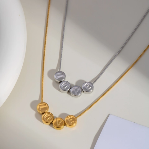 Edelstahl LOVE Buchstabengravur Rundperlen Anhänger Halskette Minimalistische Schlangenkette Wasserdichter Antiallergischer Schmuck Damen