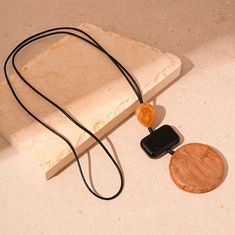 Collier Pendentif Long Vintage Géométrique Résine Chaîne Pull Avec Corde En Cuir Style Marbre Ambre Pour Femmes
