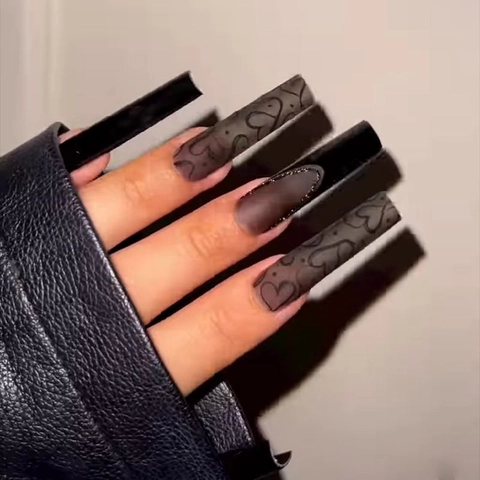 Uñas Postizas De Ataúd Largas Negro Mate Marrón Estilo Francés Oscuro Patrón Corazón Con Línea De Brillo Plateado