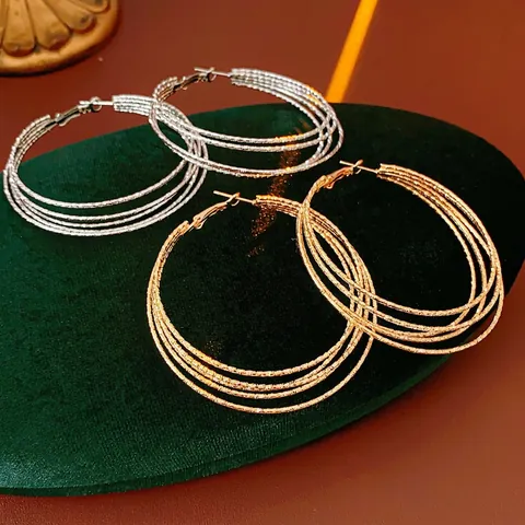 Multi-Layer-Rundreifen-Ohrringe Mit Silbernen Ohrsteckern Texturiertes Glitzerndes Metall Geometrischer Modeschmuck Für Damen